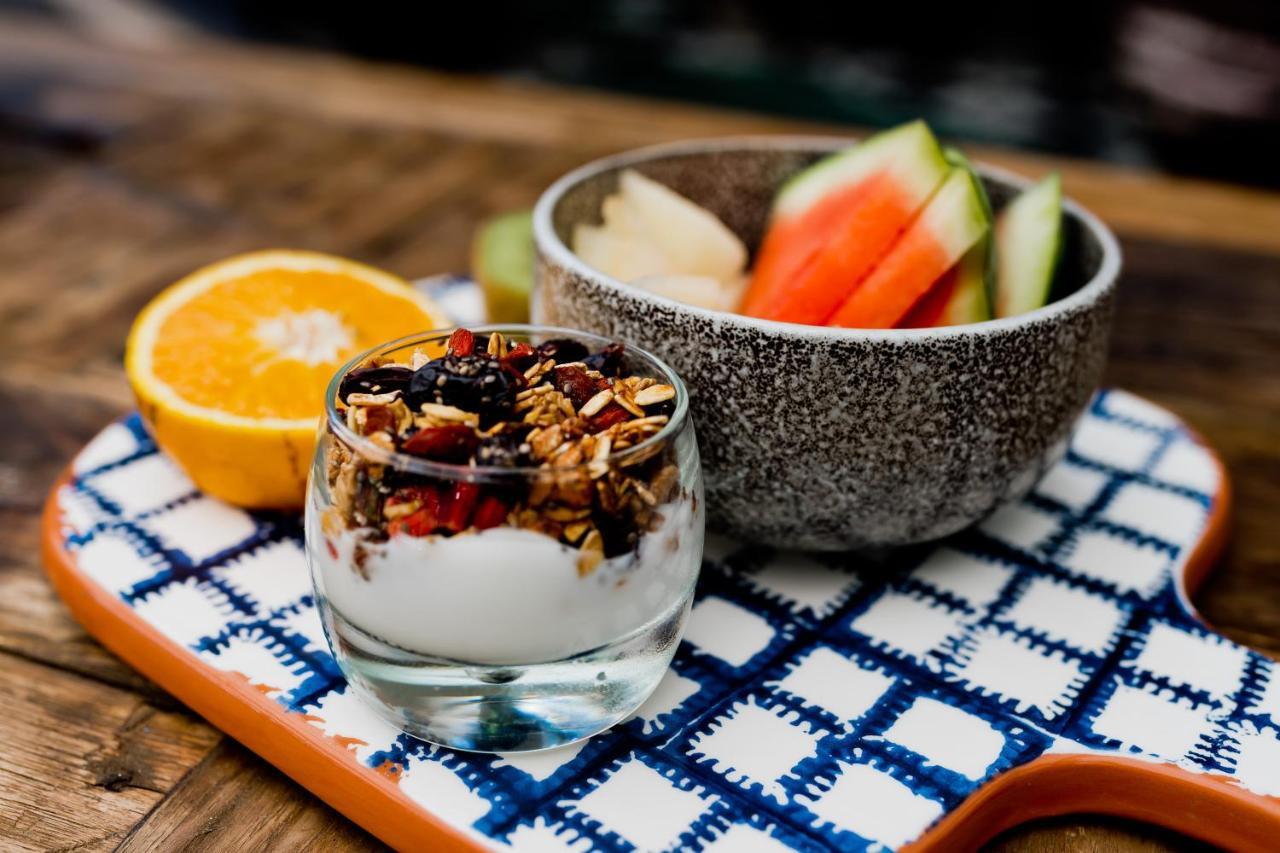 138 Liberdade Hotel 리스본 외부 사진 Fruit and granola