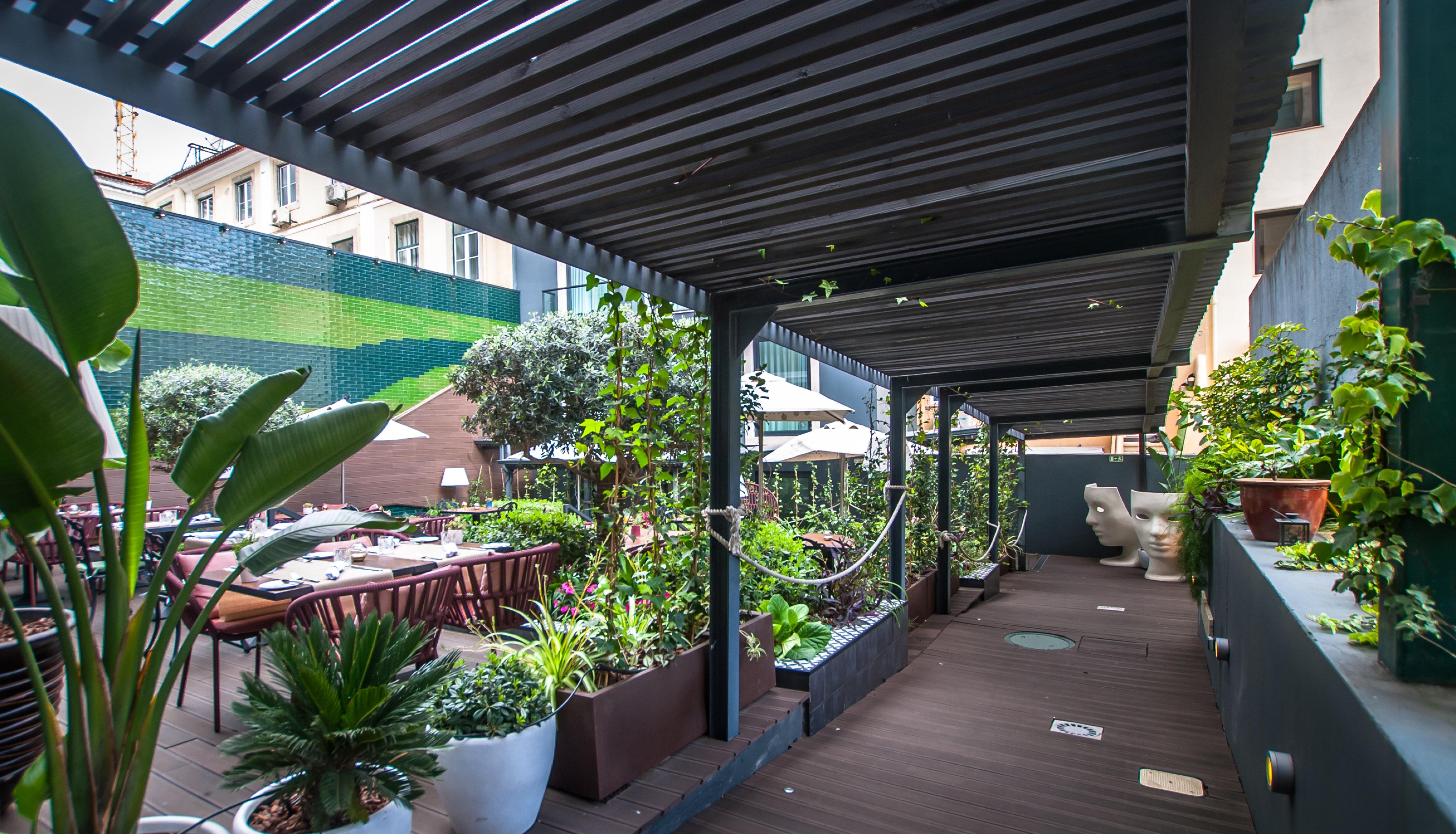 138 Liberdade Hotel 리스본 외부 사진 The rooftop garden at the hotel