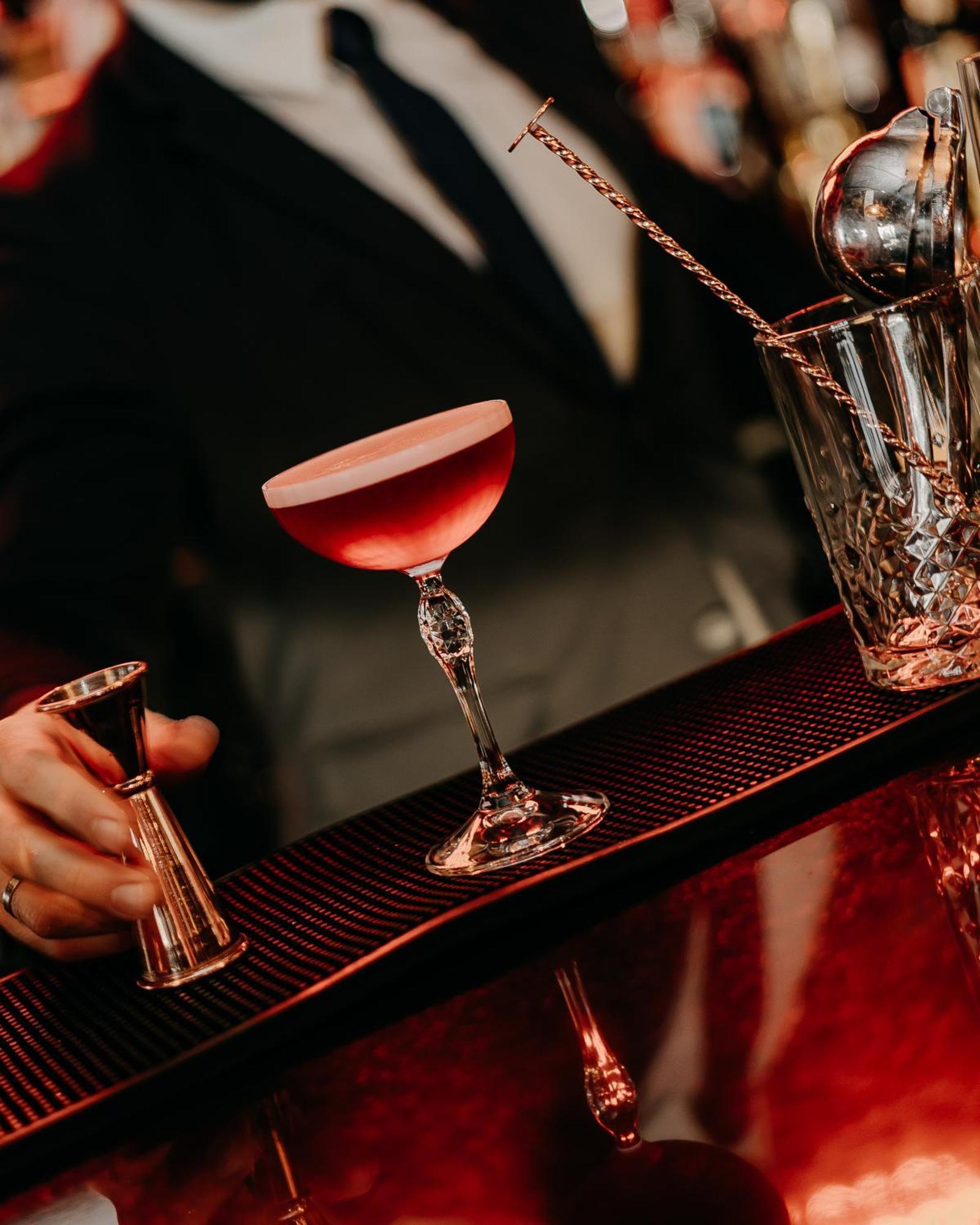 138 Liberdade Hotel 리스본 외부 사진 A Clover Club cocktail