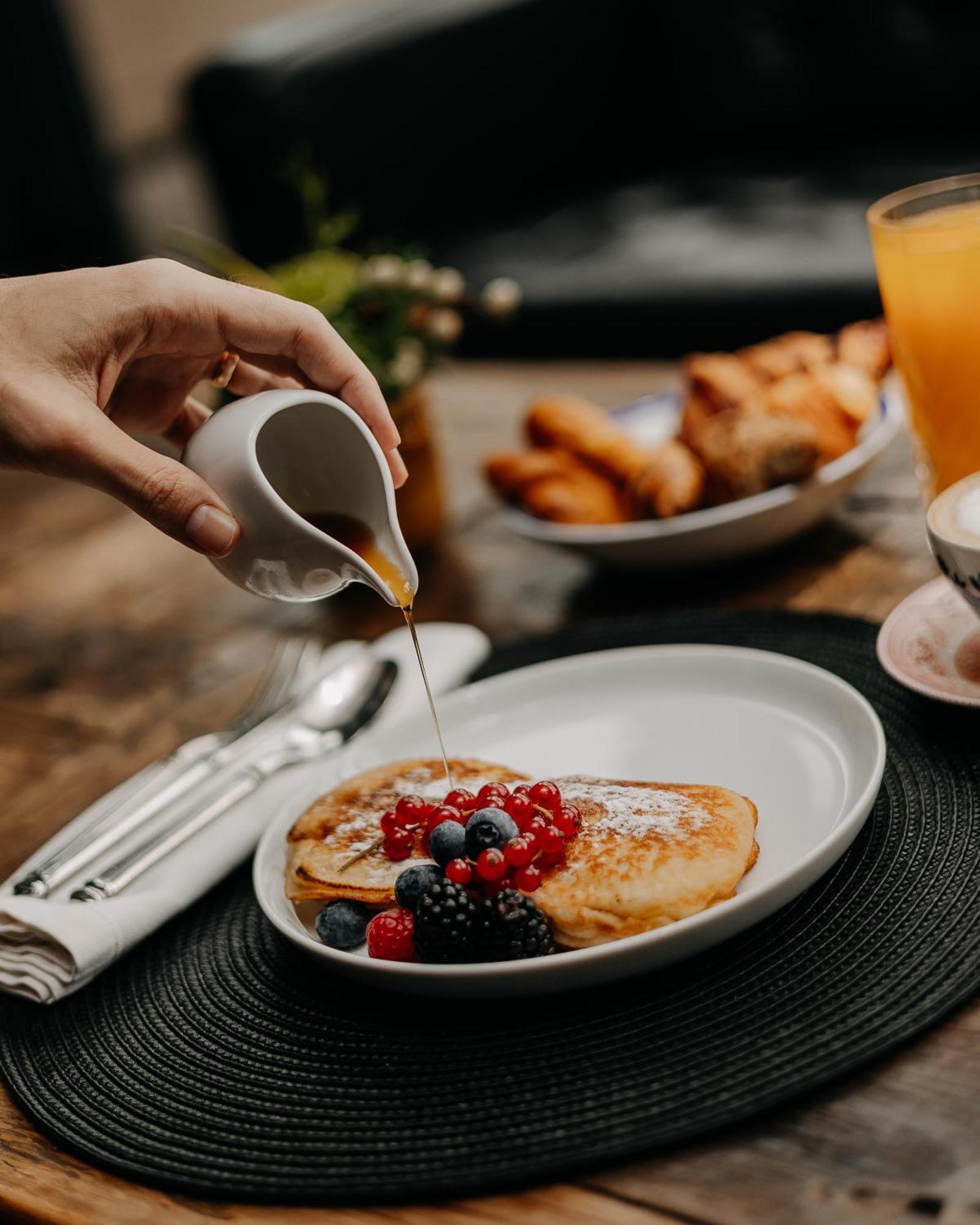 138 Liberdade Hotel 리스본 외부 사진 Maple syrup being poured onto French toast